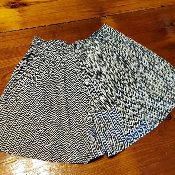 american Eagle shorts. Black and white chevron shorts. Juniors size small - Picture 3 of 5